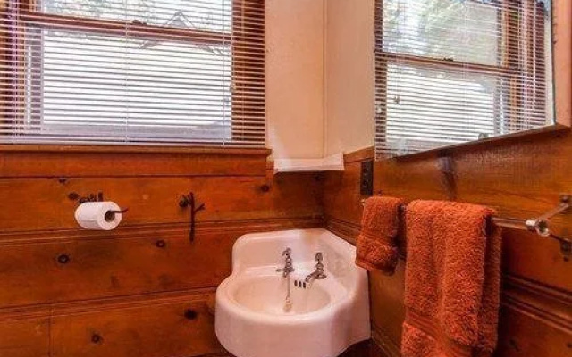 Couples Cove Lakefront Cabin