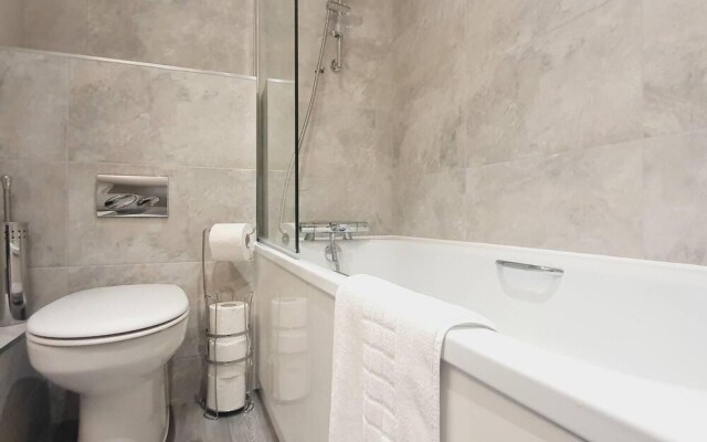 1braptmt W/king BED 4guests Embankmnt Parkg Wifi