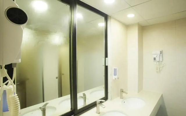 RedDoorz Hostel @ Signature Inn