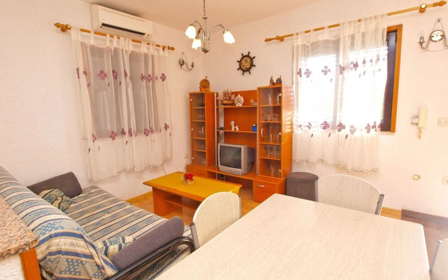 Apartment 879