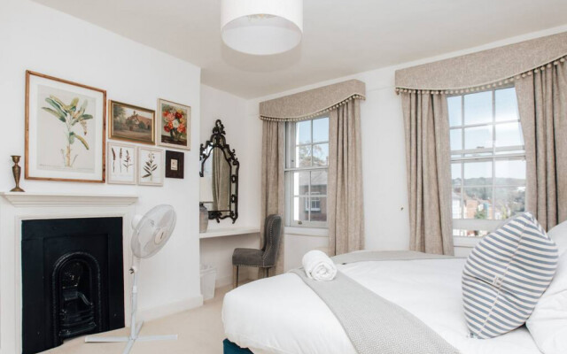 Dolls House - Luxury Townhouse - From 400 Per Night