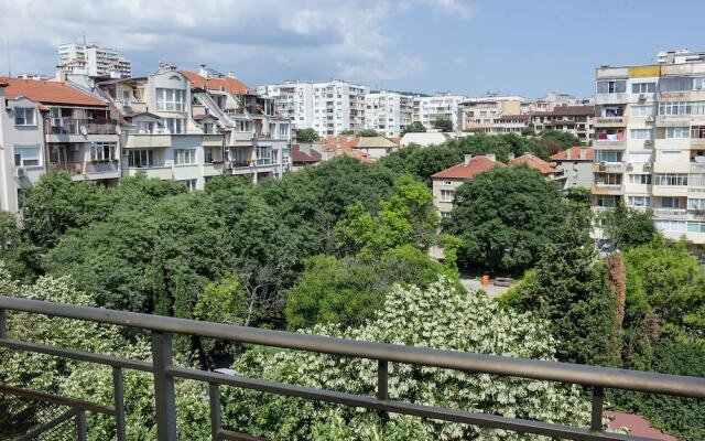 FM Premium 1-BDR Apartment with Parking Spot