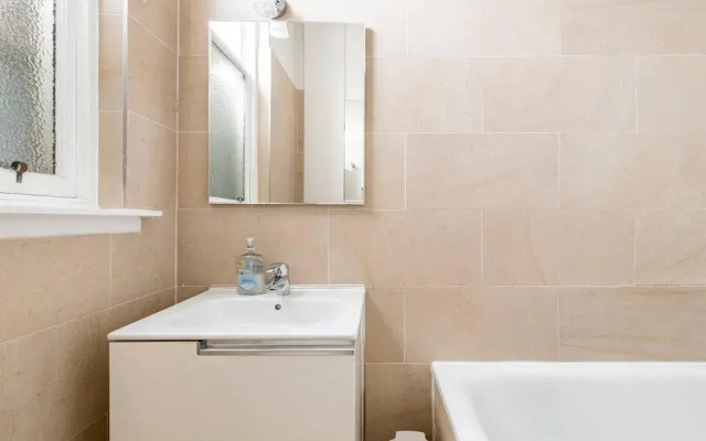 Stunning 5 Bedroom Large Apartment With Parking