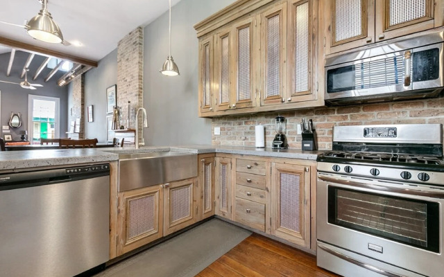 Hosteeva 2BR Steps to St. Charles Ave