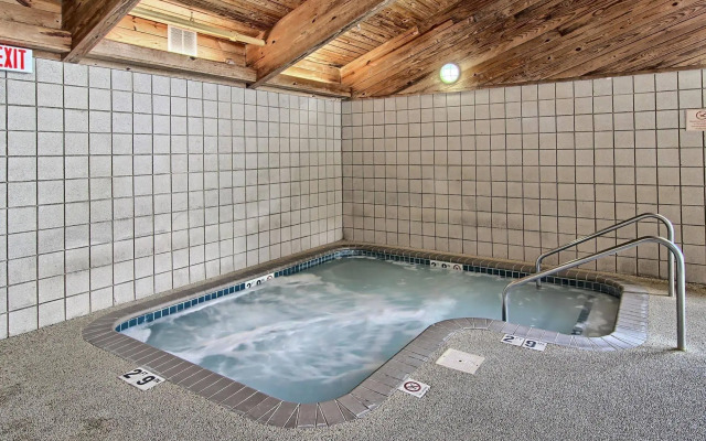 Blossom Hotel & Suites Traverse City