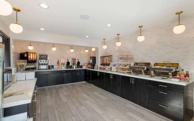 La Quinta Inn & Suites by Wyndham Des Moines West Clive