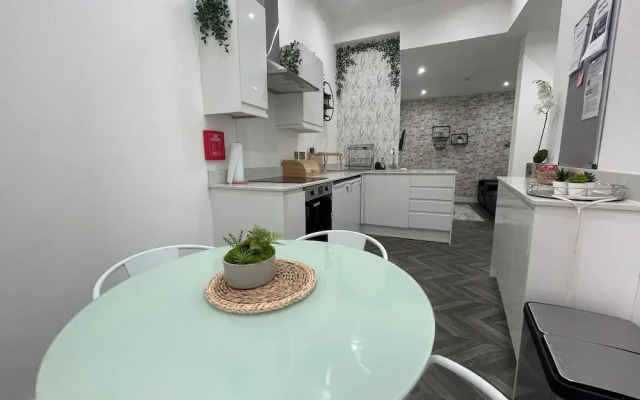 Stylish City Center 2 BR Retreat