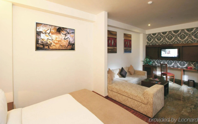 Taurus Sarovar Portico