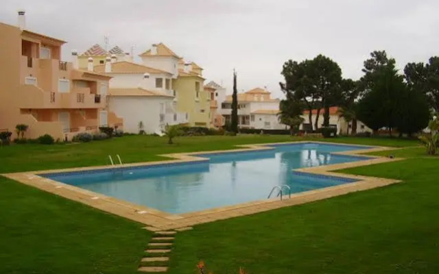 Condominio Jardins Santa Eulalia by Garvetur