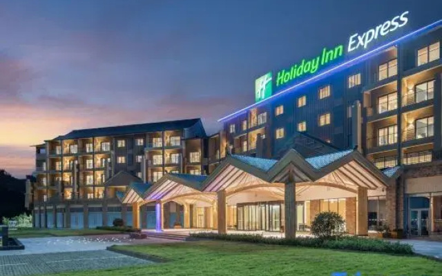Holiday Inn Express WAWU MOUNTAIN by IHG