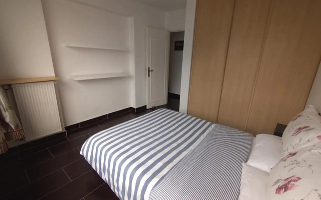 5 mn (450 m) walk Metro/La Defense/3BR/8Pers