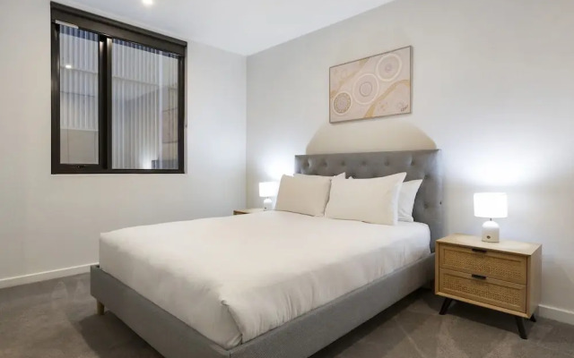 Oceanfront 2-bed With Balcony & Study Nook