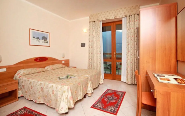 Lake Garda, Beautiful Residence Features Many Facilities