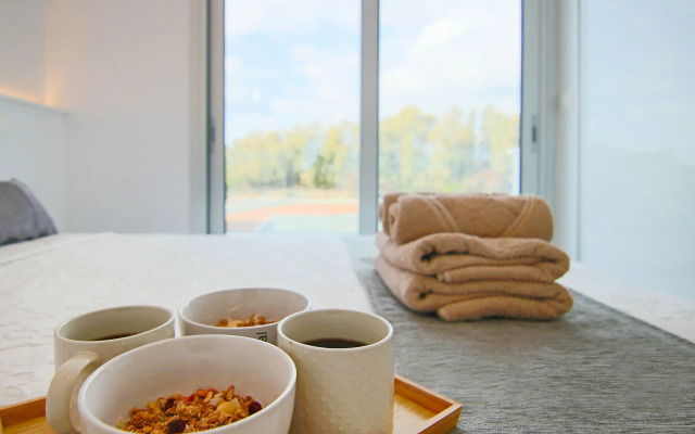 Phaedrus Living: Executive Harbour Suites 203