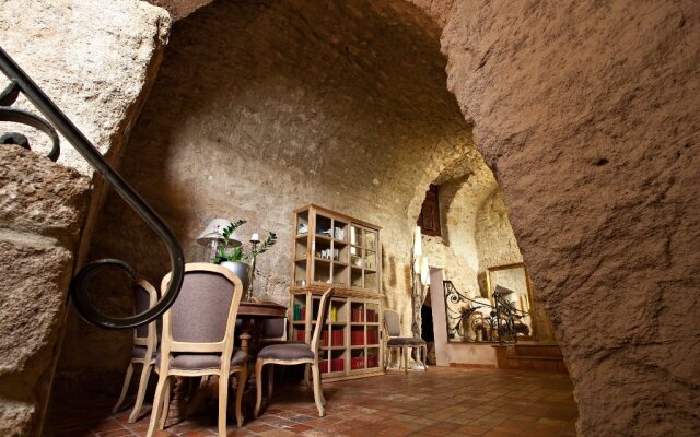 Chateau De Rochegude