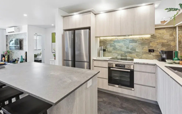 Modern Apartment with Esplanade Views