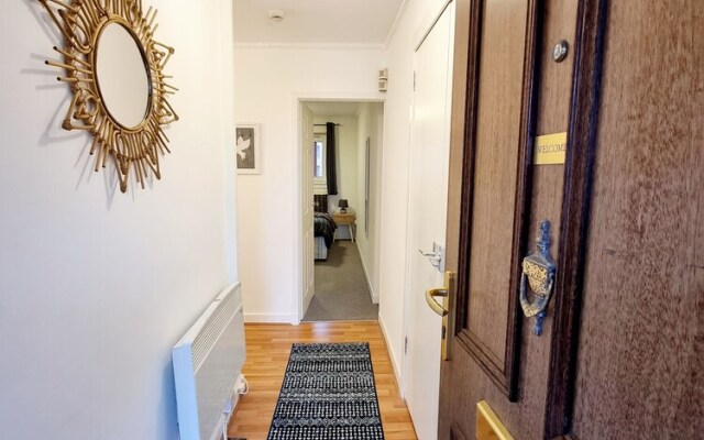 Airy Home with Free Parking in Glasgow