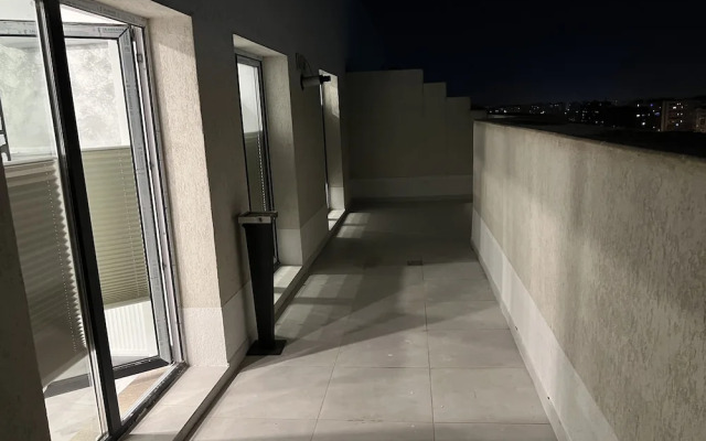 Stunning 2-Room Penthouse Lakeview W11
