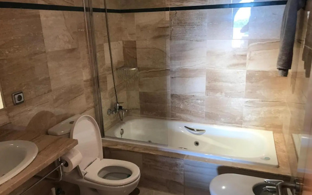 Luxury apartment set in Doña Julia Golf Course