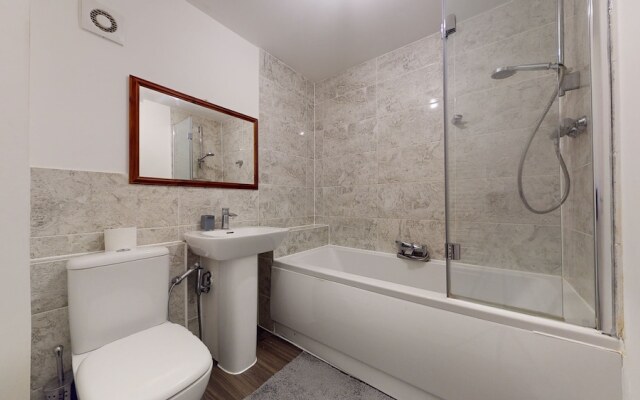 Tms Lovely 5-bed House in Stanford-le-hope