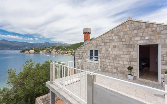 New apartment with terrace and sea view