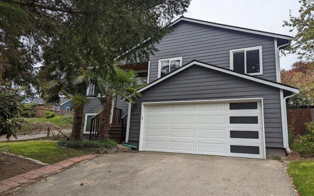 Seattle Vacation Home - The Newsroom