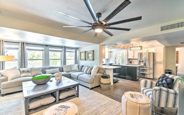 Modern Phoenix Home: Poolside Family Retreat!