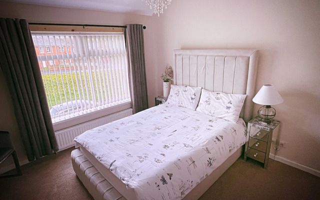 Entire 3-bedroom Home in Oldham - Guest House