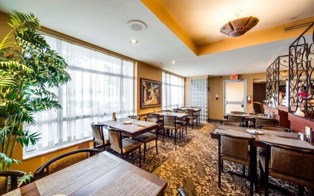 Monte Carlo Inn Oakville Suites