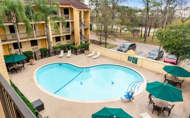 Super 8 by Wyndham The Woodlands North