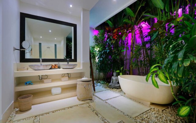 Elegant Private Villa, 3 BR, Seminyak With Staff