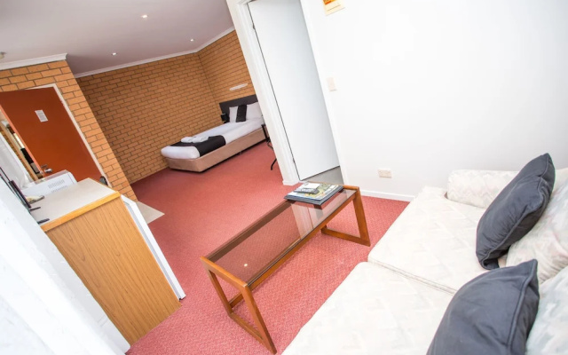 Blue Whale Motor Inn & Apartments