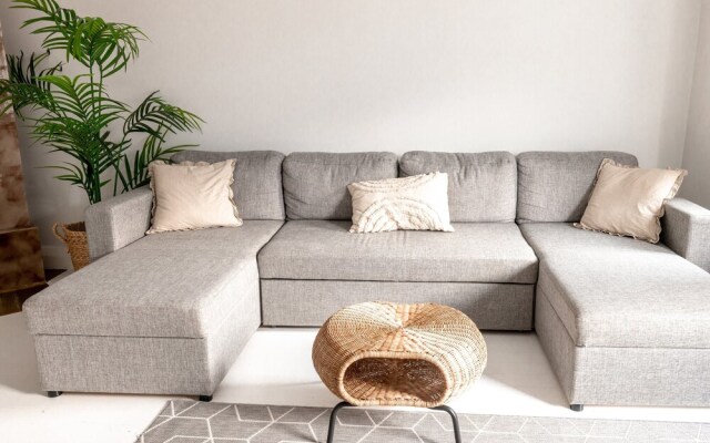 2ndhomes Deluxe 2BR Top Floor Apartment