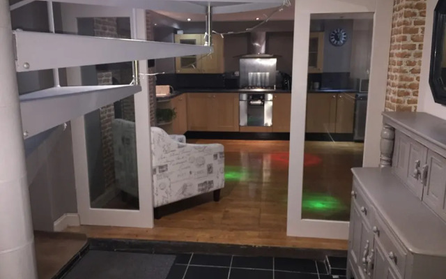 Large 2-bed House Derbyshire off Chatsworth rd