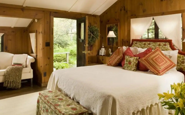 1906 Pine Crest Inn