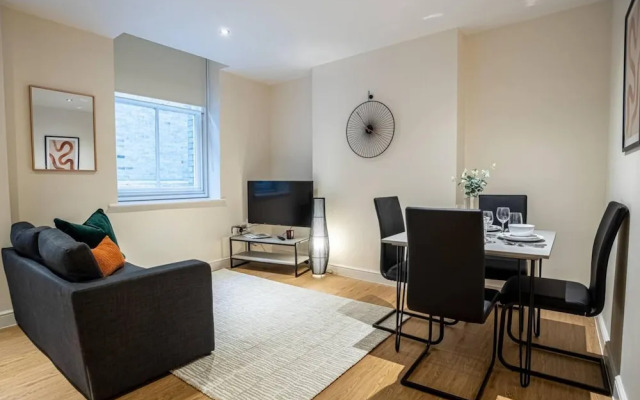 Contemporary One Bedroom Flat by Sojo Stay