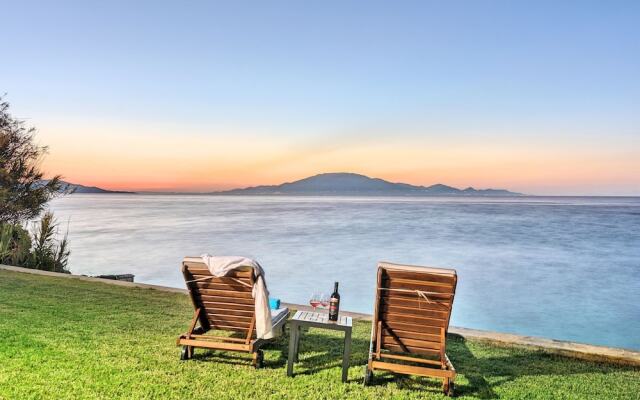 Luxurious Villa With Private Beach in Psarou Greece