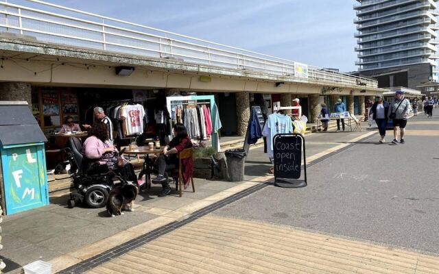 Worthing Beach 180 - 2 bed Seafront With Parking