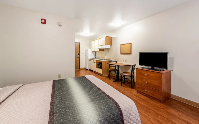 HomeTowne Studios by Red Roof Columbus