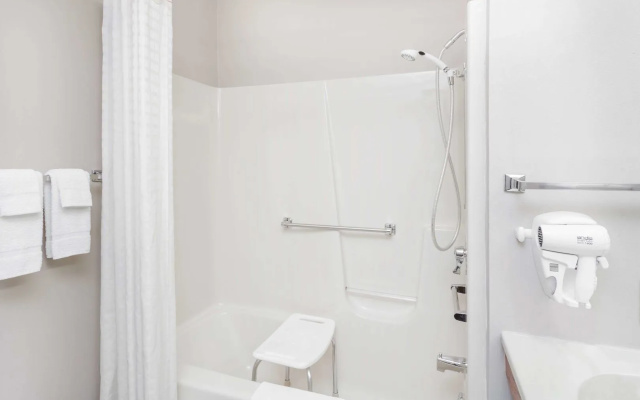 Watseka 24 Inn & Suites