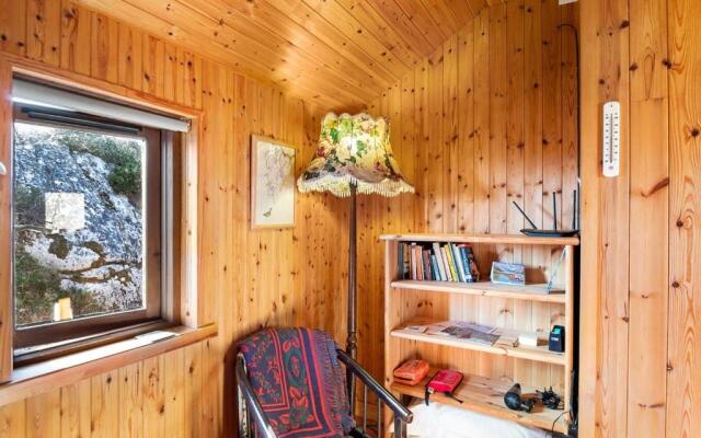Seaside Log Cabin, Carna