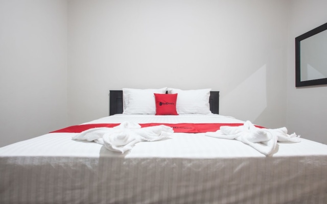 RedDoorz Plus near Banyuwangi Airport – Guest Rooms – Tamansari