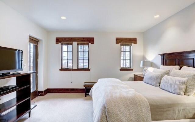 Luxury Mountainside 5BR Chalet in Vail Village by RedAwning