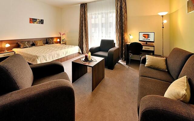 Melrose Apartments 2