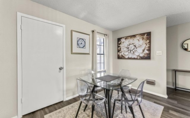 Sola Cozy 1BR King Suite Close to DT w Pool