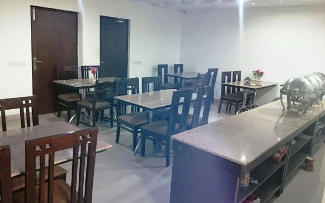 OYO 4184 Hotel Raj