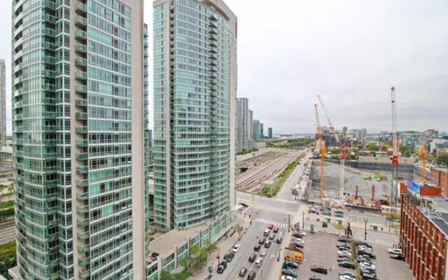 Presidential 1 Bedroom Condo across CN Tower