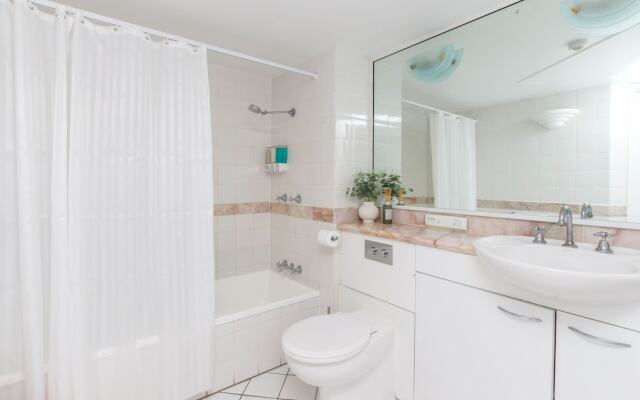 Inner City One Bedroom Apartment with Pool View 22