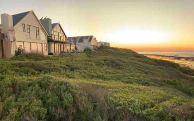 Baby Whale Bliss - Beachfront House