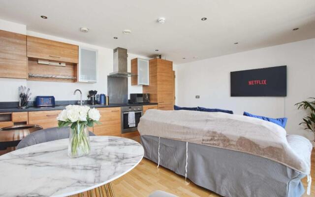 King Deluxe City Apt Large Balcony& Free Parking!